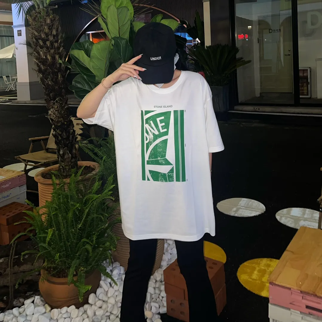 W627#P110💰 [Stone lsland/Stone Island summer new short-sleeved T-shirt with broken printed pattern on the chest] ⚠ ️[Original creation, high control of details] - Made of 260 grams of combed cotton, 32-count double yarn, soft and comfortable to the touch, sweat-absorbent and breathable. - Simple basic and versatile style, original quality, the first choice for couples. - Made in a large factory, four needles and five threads on the shoulder, neatly arranged, high quality workmanship. - Same style for men and women. Very versatile, one piece for everyone, details are clearly visible. Color: Black White Size: M L